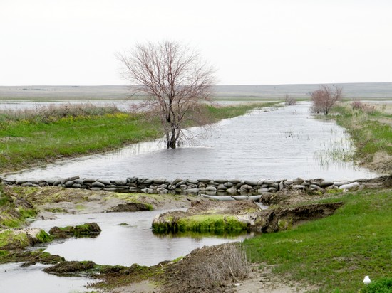 Плотина на озере Сарыколь